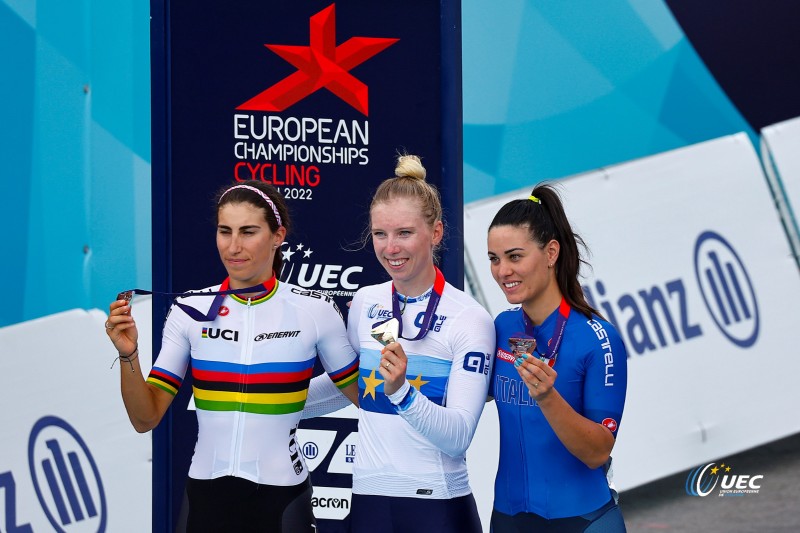 European Championships Munich 2022 - 2022 UEC Road Elite European Championships - Women's Road Race - 21/08/2022 - Lorena Wiebes (NED) - Elisa Balsamo (ITA) - Rachele Barbieri (ITA) - photo Luca Bettini/UEC/SprintCyclingAgency?2022